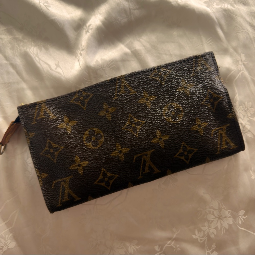 AUTHENTIC LOUIS VUITTON LEATHER MONOGRAM POUCH